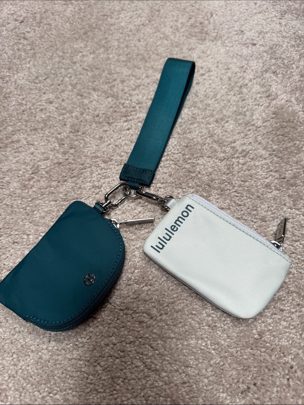 lululemon teal and white wristlet key & card holder set